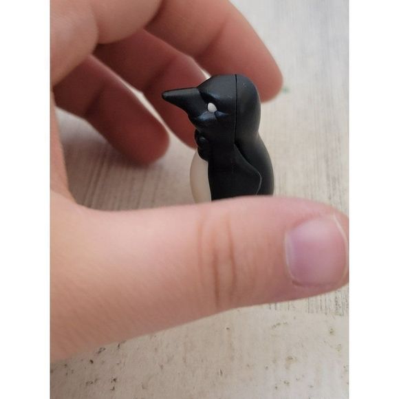 Miniature tuxedo penguin Arctic Zoo toy figure - Picture 2 of 5